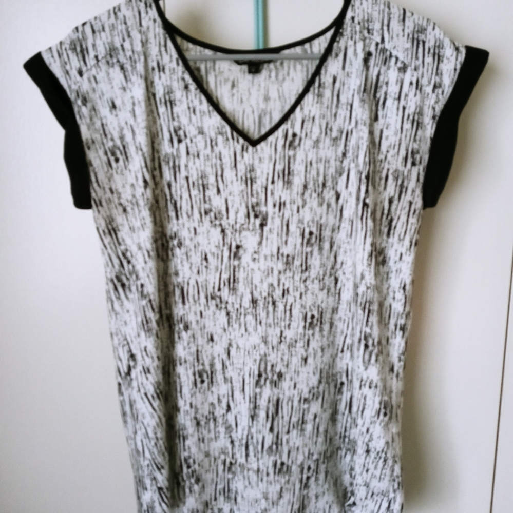 🎉 5 for $15 Black and white blouse